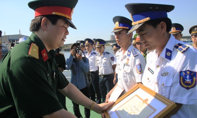 Hai thuyền trưởng tàu CSB nhận Huy hiệu 'Tuổi trẻ dũng cảm' - ảnh 1